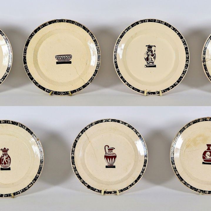 Lotto di sette antichi piatti in ceramica maiolicata Giustiniani, al centro decorazioni con vasi ...