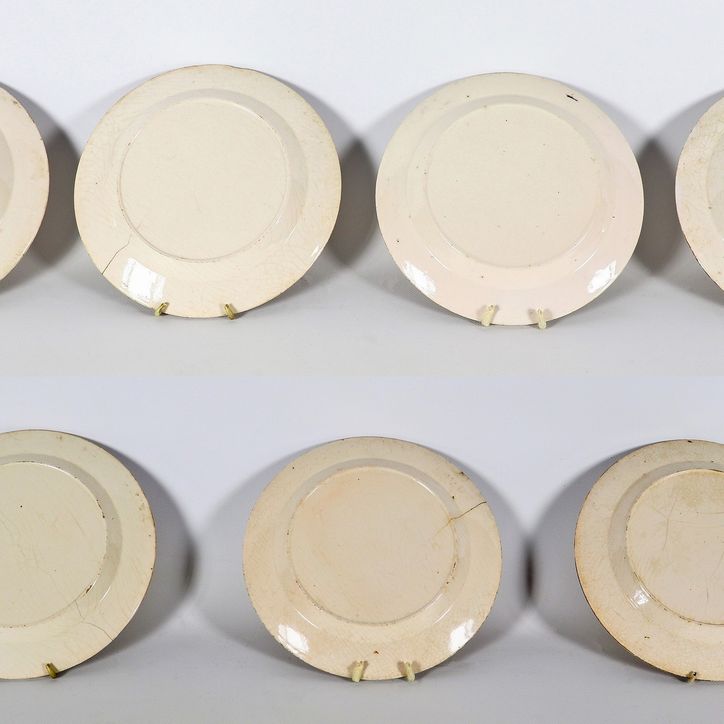 Lotto di sette antichi piatti in ceramica maiolicata Giustiniani, al centro decorazioni con vasi ...