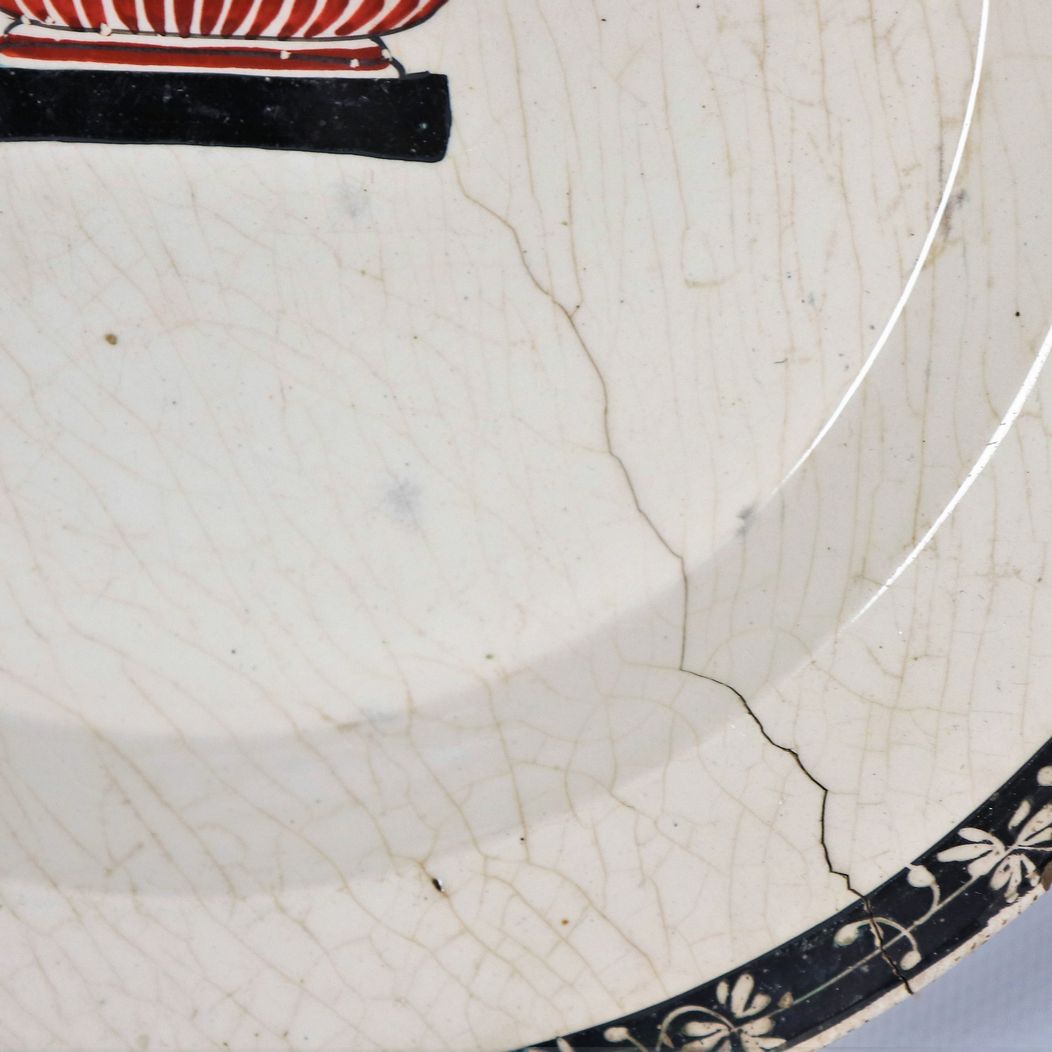 Lotto di sette antichi piatti in ceramica maiolicata Giustiniani, al centro decorazioni con vasi ...