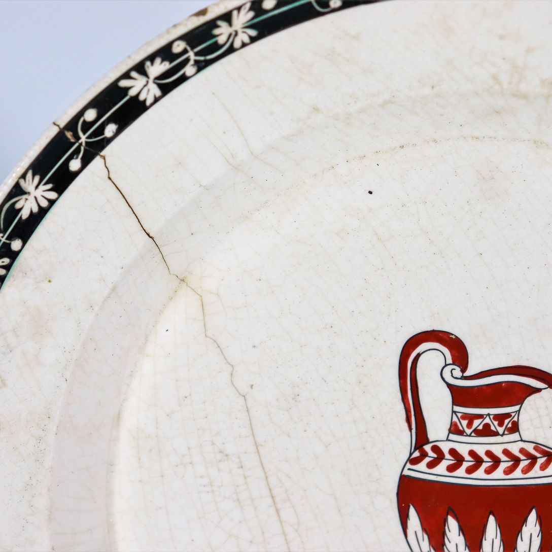 Lotto di sette antichi piatti in ceramica maiolicata Giustiniani, al centro decorazioni con vasi ...