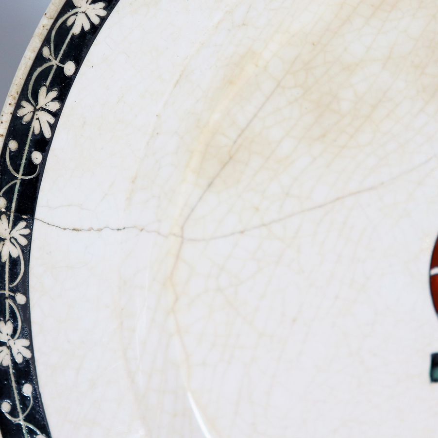 Lotto di sette antichi piatti in ceramica maiolicata Giustiniani, al centro decorazioni con vasi ...