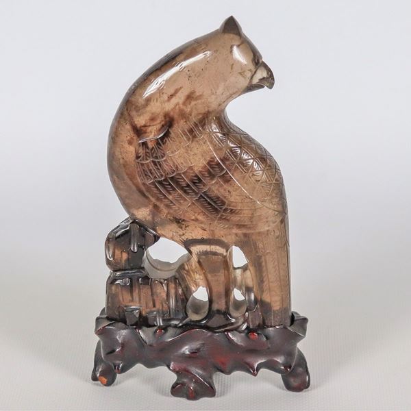 "Pappagallo", statuina cinese in pietra dura color ambra, basetta in teak