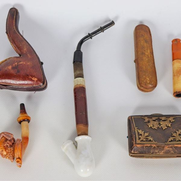 Lot of two pipes, a mouthpiece and a purse, defects