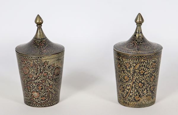 Coppia di piccoli vasi orientali in metallo bronzato, interamente decorati a rilievo a volute floreali