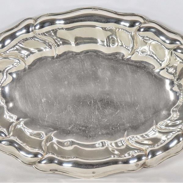 Oval centerpiece in silver with arched and embossed edge, gr. 350