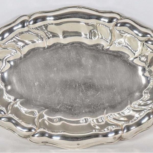 Oval centerpiece in silver with arched and embossed edge, gr. 350