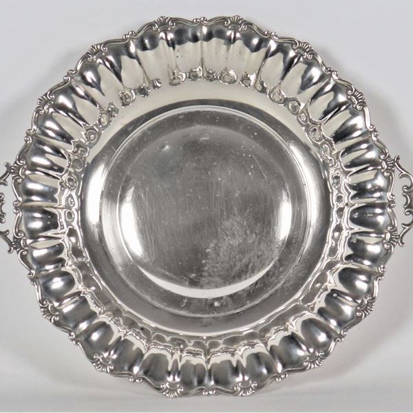 Round centerpiece in silver with arched and embossed edge with shell and volute motifs, two handles, gr. 365