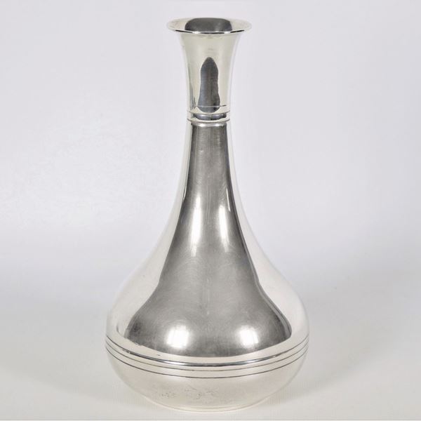 Small amphora vase in chiselled silver, two dents, gr. 295