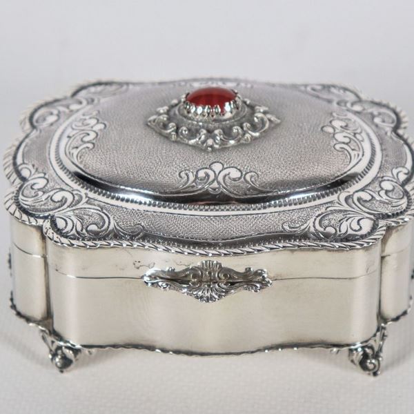 Silver box with chiseled and embossed lid and vermeil interior, supported by four feet, gr. 200