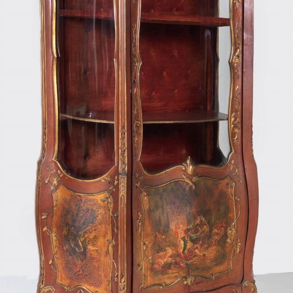 Vetrina francese Napoleone III (1852-1870) in legno laccato con fregi in legno dorato e intagliato, riquadri dipinti alla maniera Vernis Martin con scena galante e mazzetti di fiori