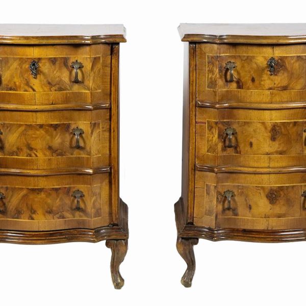 Pair of walnut bedside tables from the Louis XIV line with inlaid threads, central door with fake drawers and four curved legs