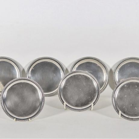 Lotto di tredici piattini per pane in argento con bordi sbalzati, gr. 640