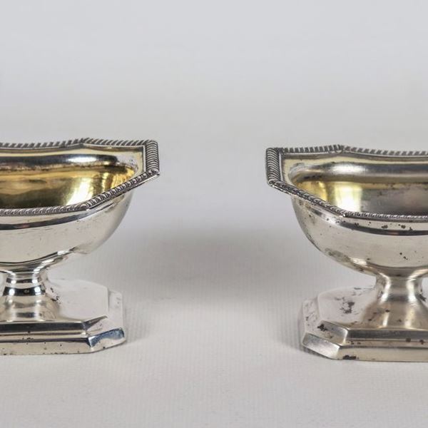 Coppia di saliere in argento Epoca Giorgio III con bordi cesellati e sbalzati, gr. 160