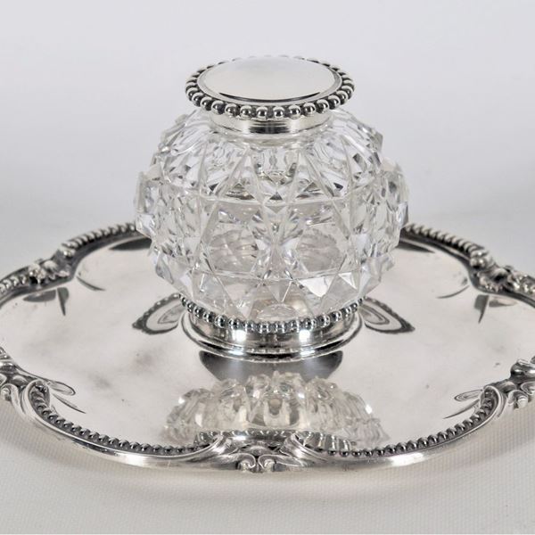 Queen Victoria Period silver inkwell, round shape with chiseled and embossed edge, a diamond-pointed crystal bottle, gr. 545