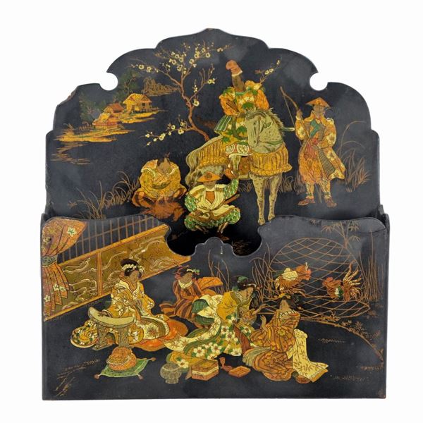 Antique Japanese wall paper holder in black lacquered wood, entirely decorated in various polychromes with motifs of "Dignitaries and Geishas"