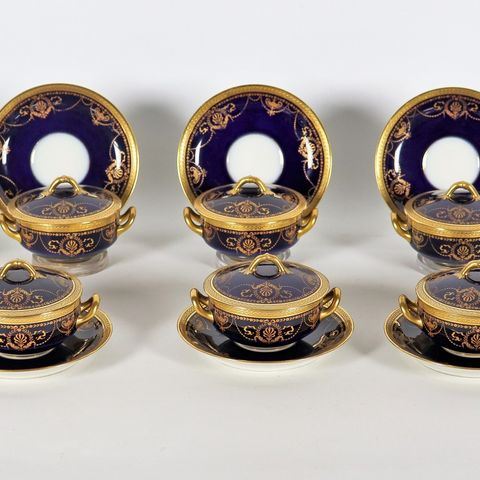 Lotto di dieci antiche tazze da brodo con piattini, in porcellana francese di Limoges blu cobalto e dorata, interamente decorate a motivi Impero di corone d'alloro, palmette, anfore e calatine