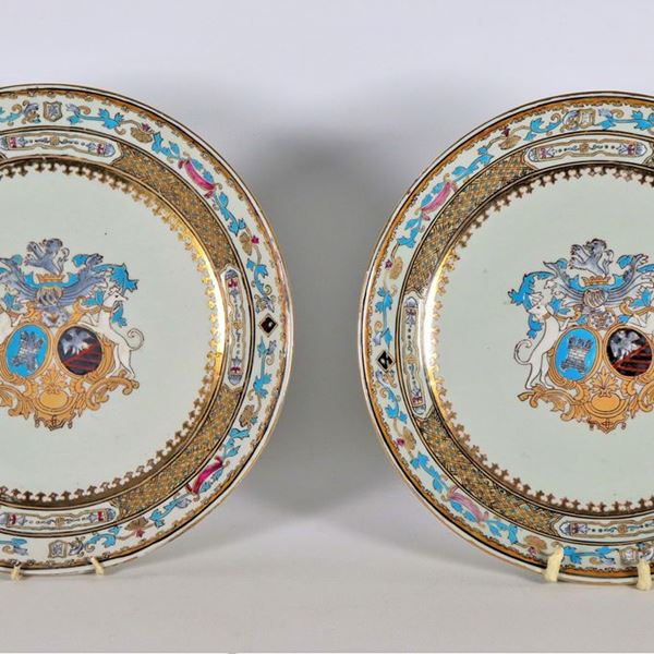 Pair of wall plates in oriental porcelain, decorated and colorful with "coats of arms"