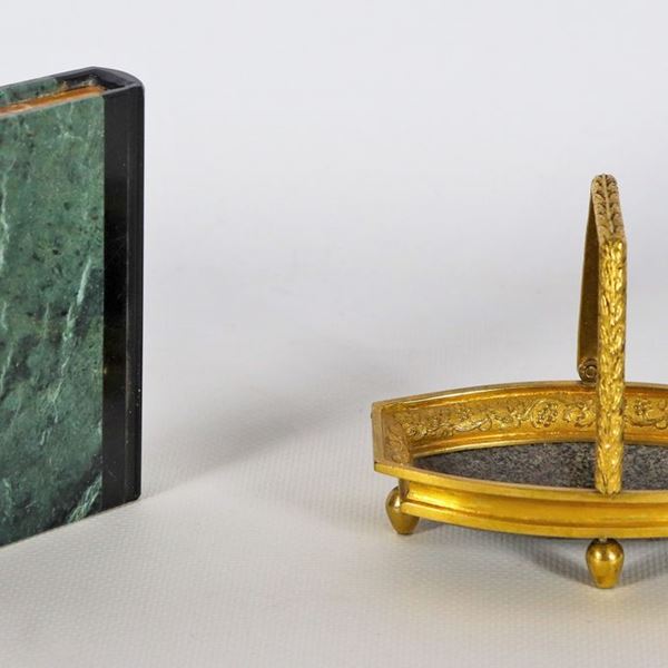 Antico lotto di un cestino in bronzo dorato e cesellato con piano in marmo serpentino e un fermacarte a forma di libro in marmo verde delle Alpi e marmo giallo 