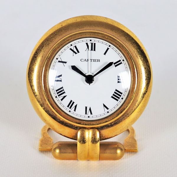 Cartier table alarm clock in golden metal, quartz movement and white dial with Roman numerals. Serial number 0522338