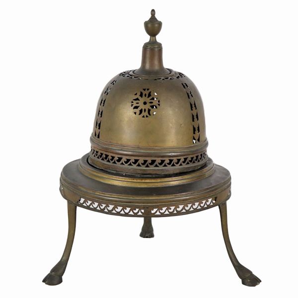 Brazier in copper and wrought iron, supported by three curved feet