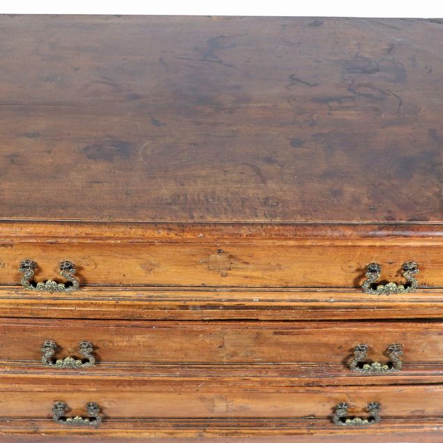 Cassettone romano Luigi XVI in noce, con maniglie in bronzo dorato e cesellato, tre tiretti e qua...