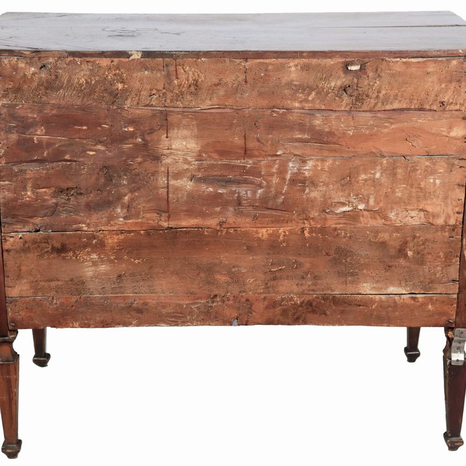 Cassettone romano Luigi XVI in noce, con maniglie in bronzo dorato e cesellato, tre tiretti e qua...