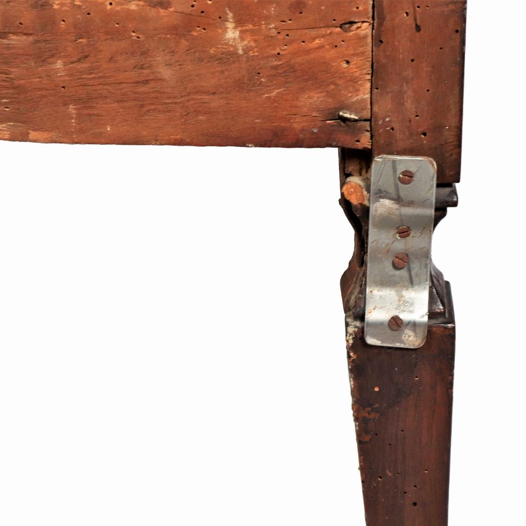 Cassettone romano Luigi XVI in noce, con maniglie in bronzo dorato e cesellato, tre tiretti e qua...