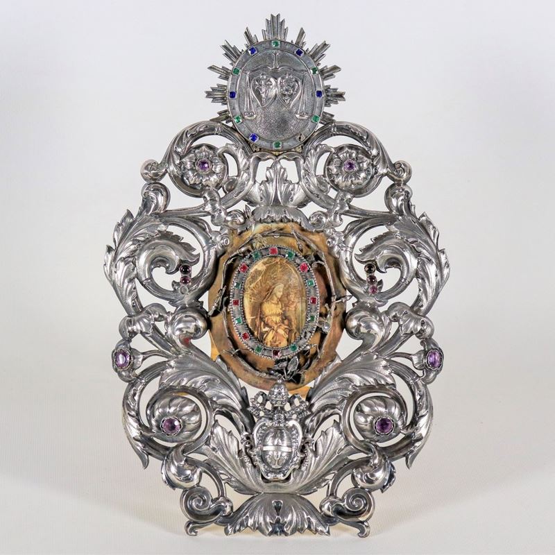 Portareliquie romano in argento e metallo dorato, cesellato e sbalzato a volute floreali con stem...