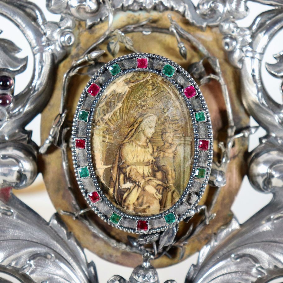 Portareliquie romano in argento e metallo dorato, cesellato e sbalzato a volute floreali con stem...