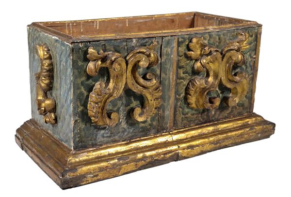Planter made with antique elements in faux marble lacquered wood, with acanthus leaves and base in gilded and carved wood, missing the internal bottom