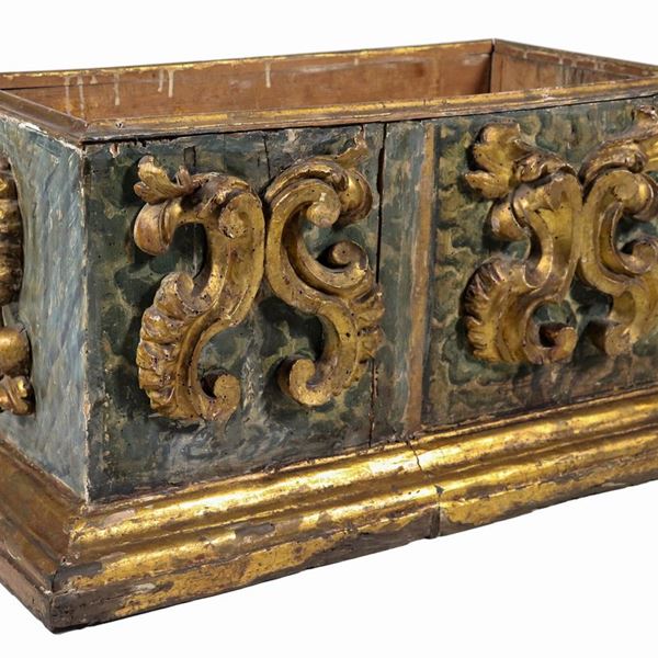 Fioriera realizzata con elementi antichi in legno laccato a finto marmo, con foglie d'acanto e base in legno dorato e intagliato, mancante del fondo interno