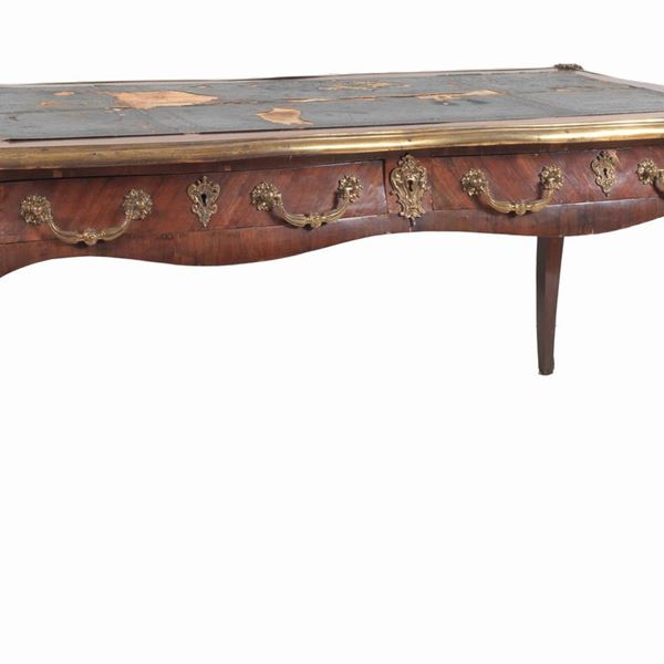 Bureau Plate francese da centro Napoleone III (1852-1870) in noce ed ebano viola, con fregi e guarnizioni in bronzo dorato, sbalzato e cesellato, due tiretti, quattro gambe ricurve e piano in pelle molto rovinato