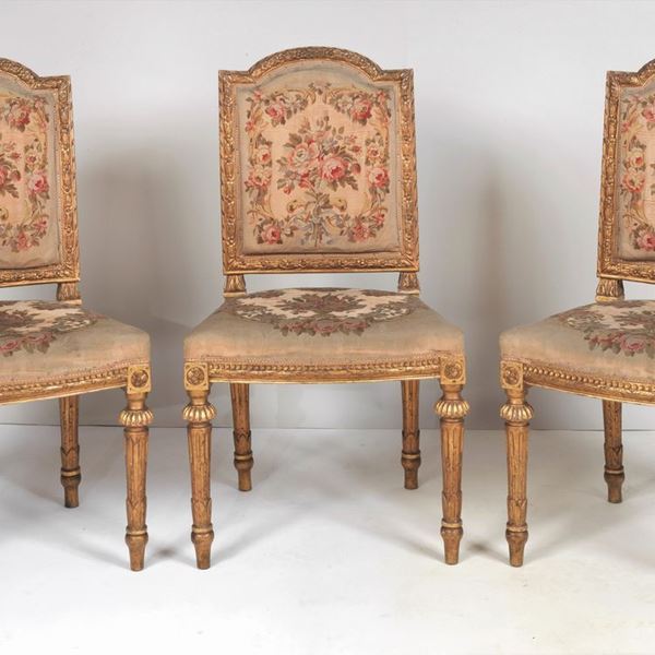 Lotto di tre antiche sedie francesi Luigi XVI in legno dorato e intagliato, copertura in tessuto fiorato gobelin con difetti
