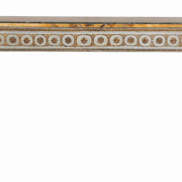 Consolle da muro di linea Luigi XVI in legno laccato avorio e dorato, con intagli a motivi neoclassici, piano in marmo giallo antico e due gambe a tronco di piramide rovesciata