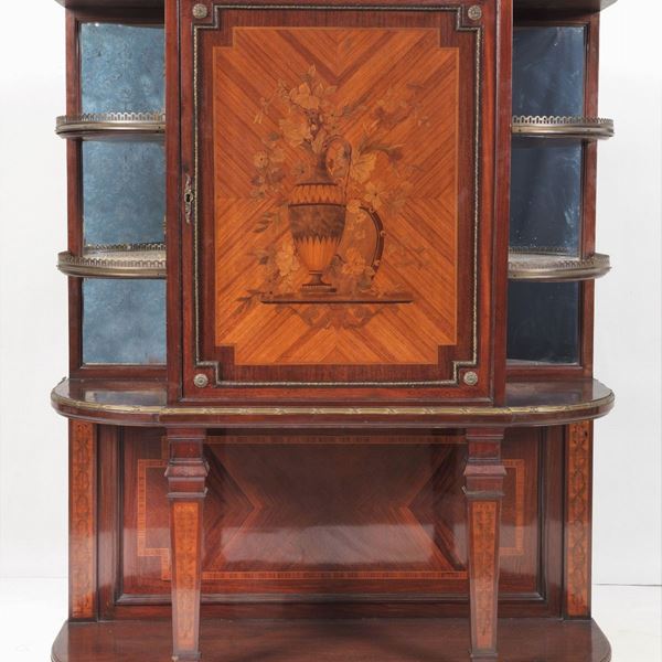 Secretaire en cabinet francese Napoleone III (1852-1870) in mogano, bois de rose ed ebano viola, con al centro sportello intarsiato con vaso di fiori, angoli stondati con tre pianetti per ogni lato di cui due in marmo. Quattro gambe a tronco di piramide rovesciata riunite da piano sottostante, guarnizioni in bronzo dorato e cesellato e piano in marmo brecciato