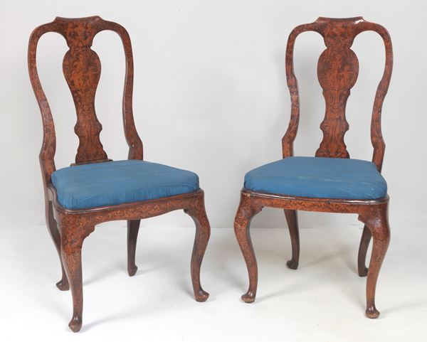Coppia di antiche sedie olandesi in noce, interamente intarsiate in vari legni con figure di putti e intrecci floreali, quattro gambe ricurve