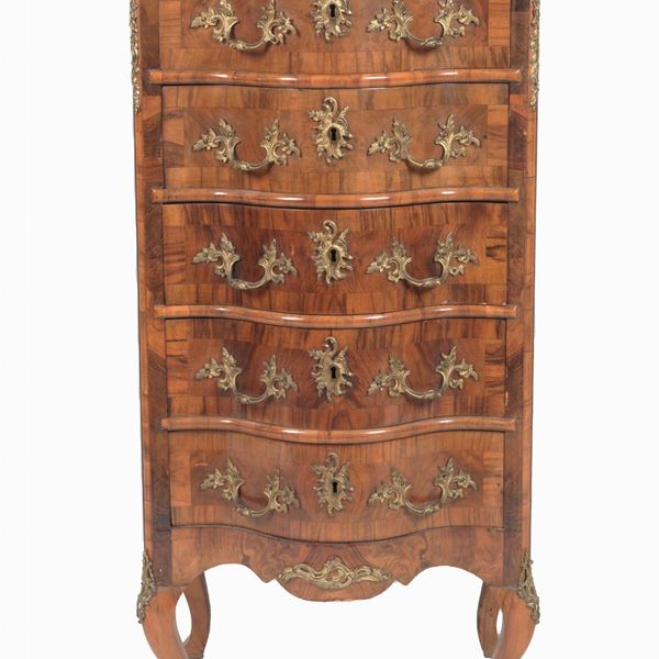 Austrian chest of drawers of the Louis XV line with arched shape in walnut and burr walnut, with handles, escutcheons and seals in gilded and chiselled bronze, five pullers and four curved legs