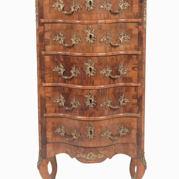 Cassettiera austriaca di linea Luigi XV a forma centinata in noce e radica di noce, con maniglie, bocchette e guarnizioni in bronzo dorato e cesellato, cinque tiretti e quattro gambe ricurve