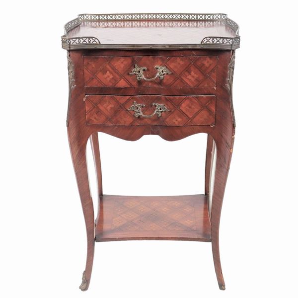 Gueridon francese rettangolare di linea Luigi XVI in mogano e bois de rose, con intarsi a marqueterie, pianetto con ringhierina, fregi e guarnizioni in bronzo dorato e cesellato, due tiretti e quattro gambe ricurve riunite da pianetto sottostante