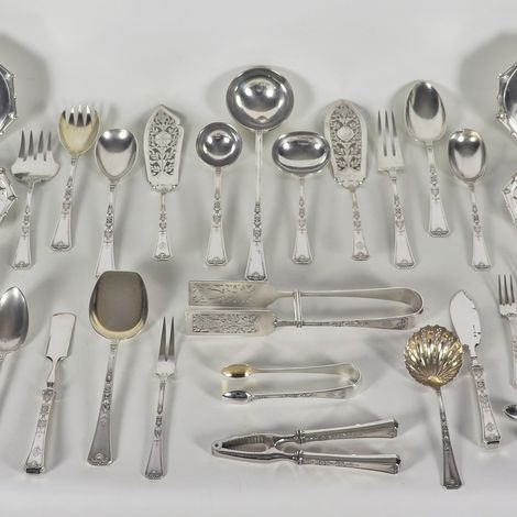 Importante servizio di posate in argento con quattro sottobottiglia, cesellato e sbalzato a motiv...