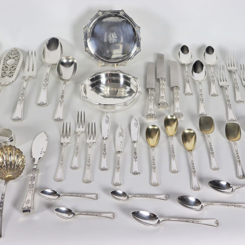 Importante servizio di posate in argento con quattro sottobottiglia, cesellato e sbalzato a motiv...