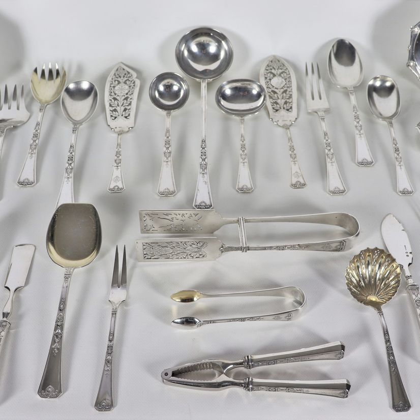 Importante servizio di posate in argento con quattro sottobottiglia, cesellato e sbalzato a motiv...