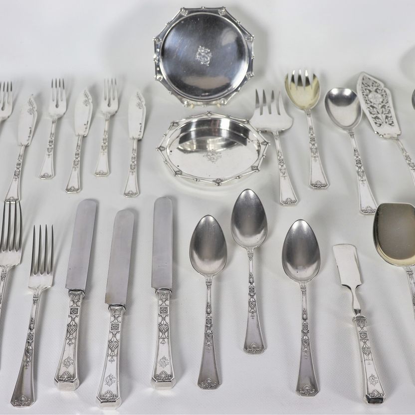 Importante servizio di posate in argento con quattro sottobottiglia, cesellato e sbalzato a motiv...