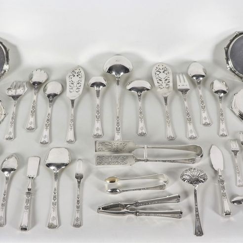 Importante servizio di posate in argento con quattro sottobottiglia, cesellato e sbalzato a motiv...