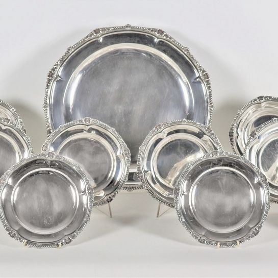 Servizio di piatti da dolce in argento Sterling 925, con bordi cesellati e sbalzati a baccellature e conchiglie (13 pz), gr. 4722