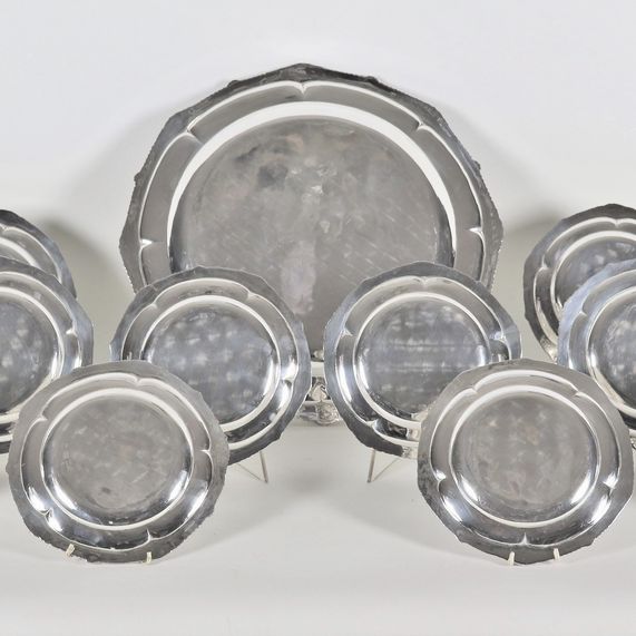 Servizio di piatti da dolce in argento Sterling 925, con bordi cesellati e sbalzati a baccellatur...