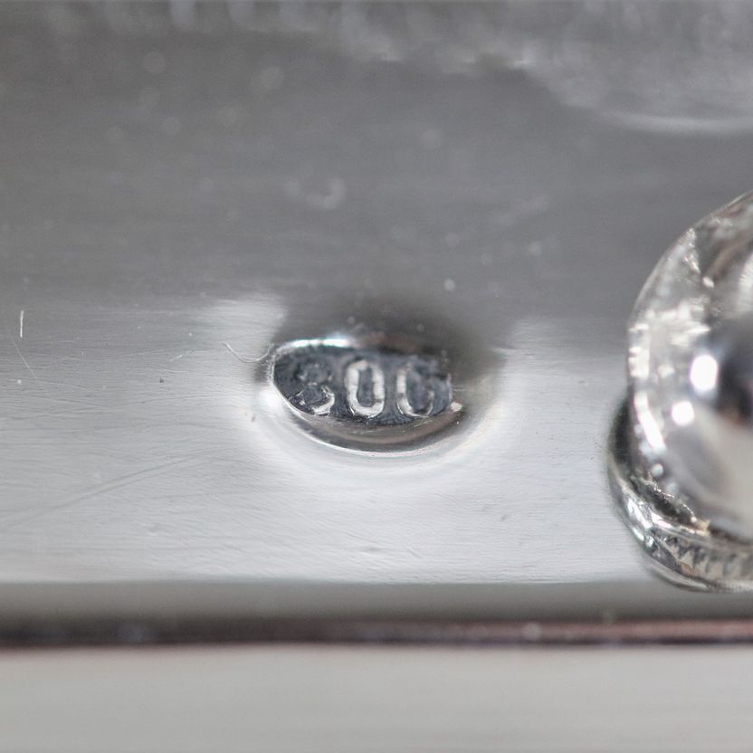 Centrotavola ovale in argento con vasca in cristallo di Boemia lavorato, interamente cesellato e ...