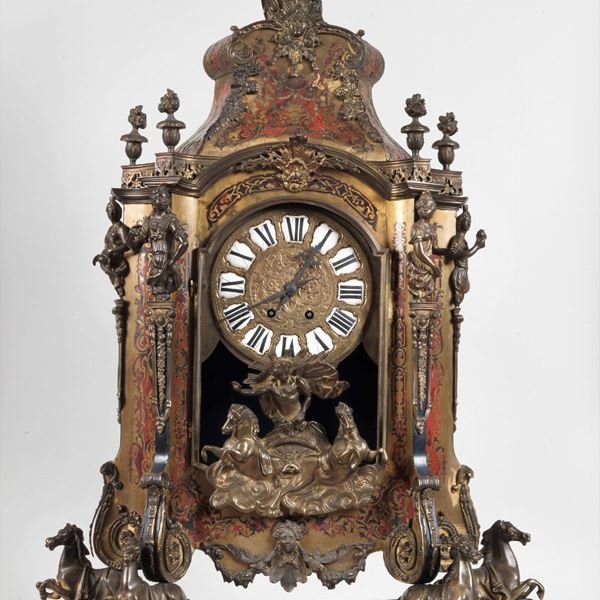 Antica grande pendola francese "Aux Chevaux", attribuita all'ebanista Lescure-Parigi, in lacca rossa interamente intarsiata a motivi Boulle, con fregi e sculture in bronzo dorato e cesellato con Minerva, Apollo con il carro, cavalli e figure femminili, quadrante con cifre romane in smalto