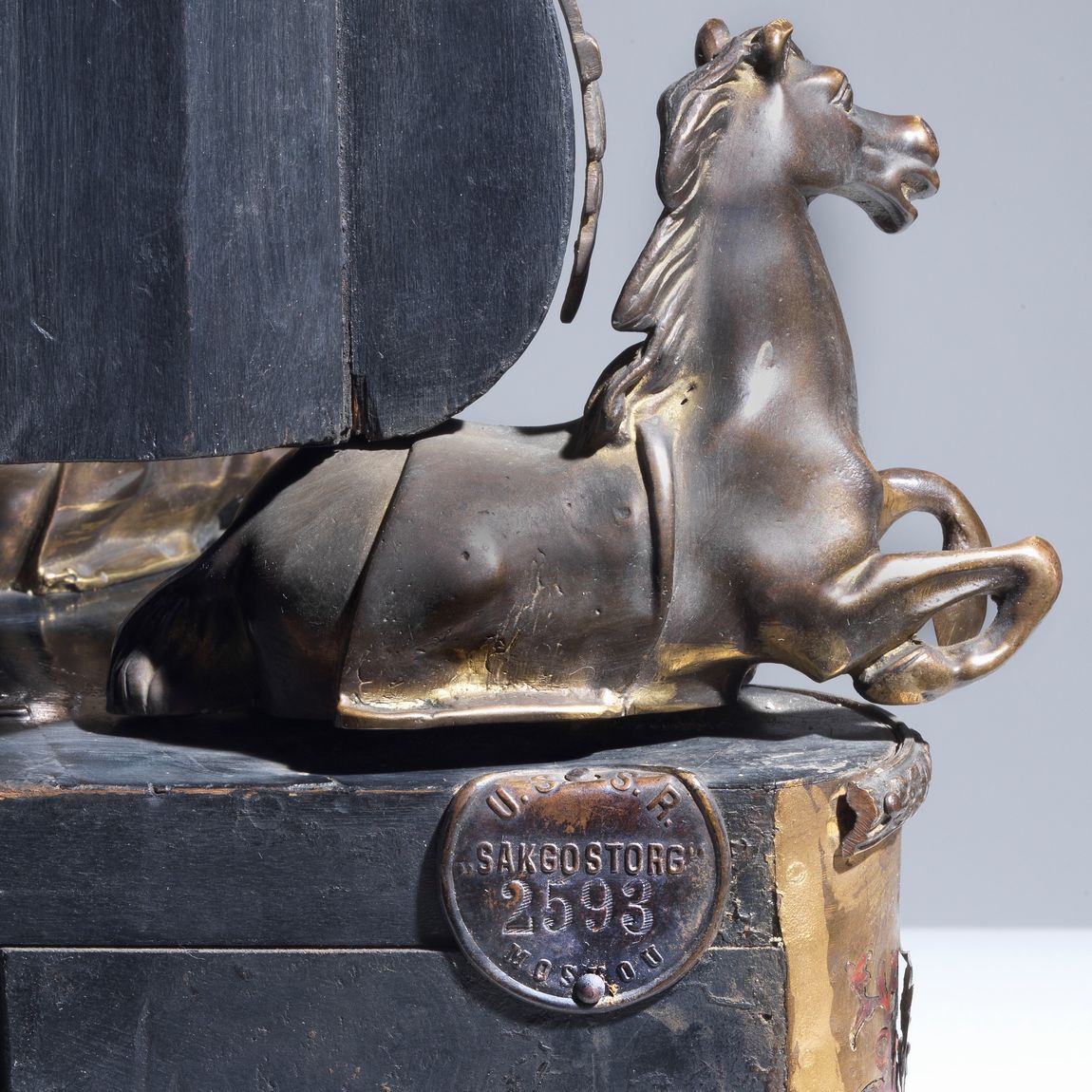 Antica grande pendola francese "Aux Chevaux", attribuita all'ebanista Lescure-Parigi, in lacca ro...