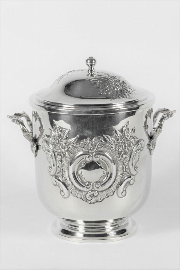 Ice bucket in silver
